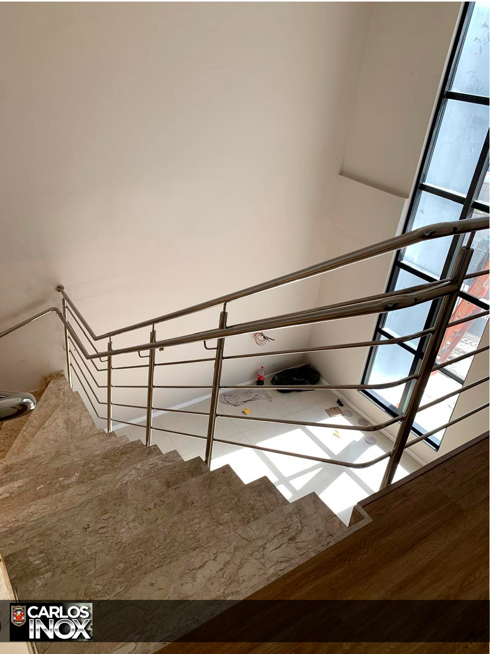Corrimão em escada de mármore com design moderno